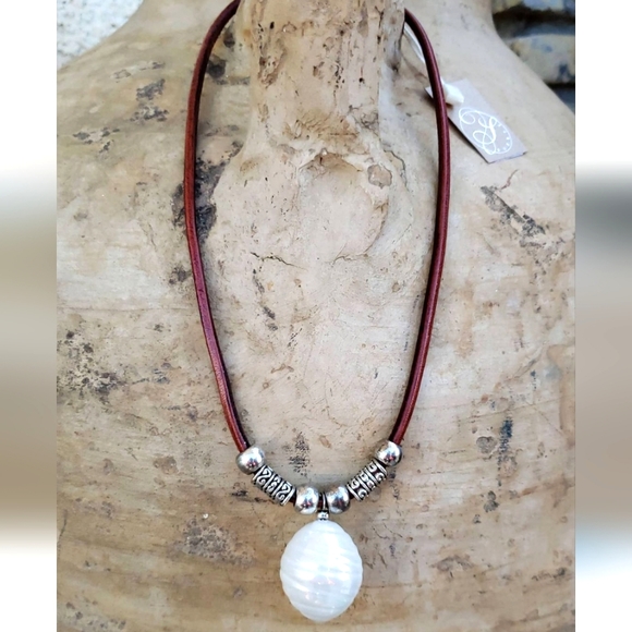 NWT Beautiful Shell Pearl necklace - Picture 2 of 2